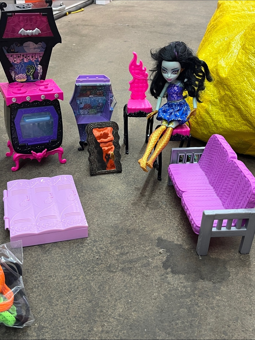 monster high teal-skinned doll with pink and purple furniture set